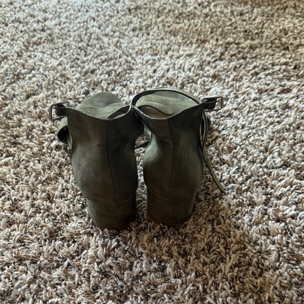 Chic Olive Green Women's Heels - Picture 2 of 3